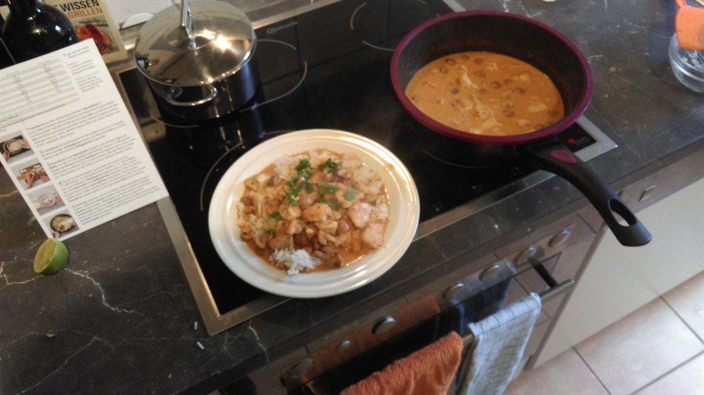 Cremiges Putenbrust-Thai-Curry mit lockerem Basmatireis
